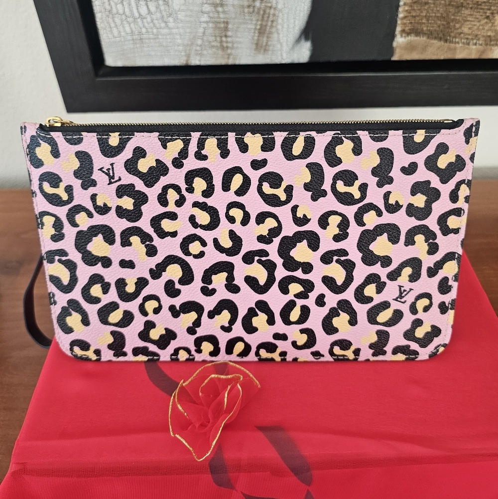 💯AUTHENTIC LOUIS VUITTON WILD AT HEARTS POUCH/CLUTCH/WRISTLET - Picture 2 of 6
